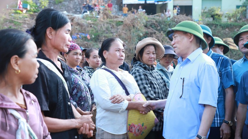 Phó Thủ tướng Chính phủ Hồ Đức Phớc chia sẻ với người dân xã Mỹ Lý.