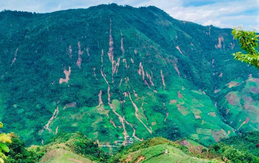 Núi Phà Mạt với những đường sạt trượt dày đặc, đe dọa nhà dân ngay phía dưới. sat-loxoi-voinhon-mainghe-anla-khay-edited-1752709620202.png