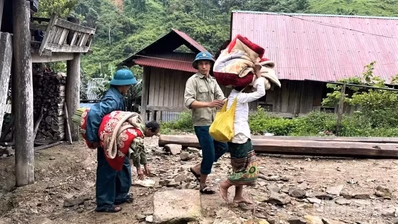Di dời các hộ dân trước nguy cơ sạt lở núi ở xã Nhôn Mai do ảnh hưởng của cơn bão số 3.