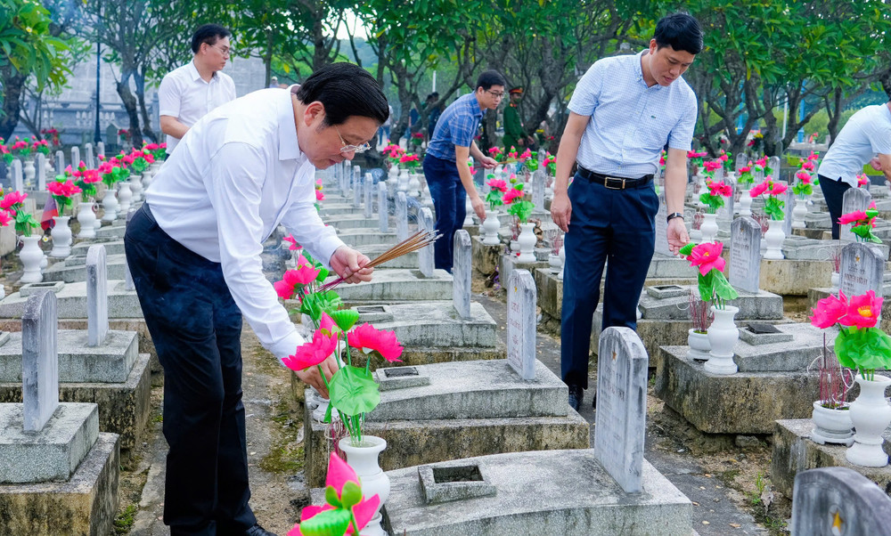 Đồng chí Phan Đình Trạc và các đại biểu thắp hương tại phần mộ các Anh hùng liệt sĩ. z6843721437071-2e6d7b5b33d4dec5f9da2fee5d2e6315.jpg