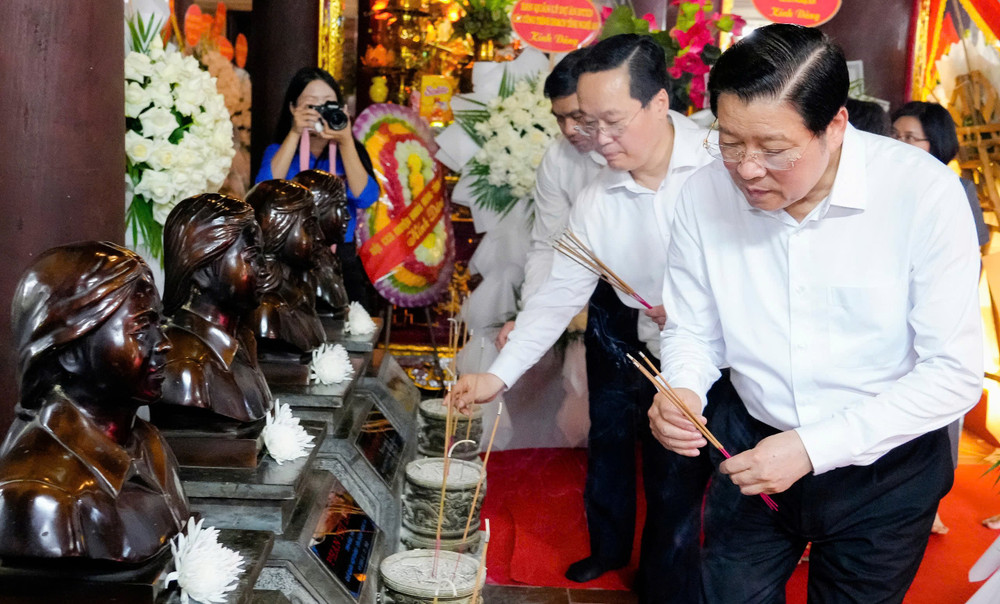 Đồng chí Phan Đình Trạc và lãnh đạo tỉnh Nghệ An thắp hương các Anh hùng liệt sĩ tại Khu Di tích lịch sử quốc gia Truông Bồn. z6843720603480-17937f3e3ab6a18a95fb2af247592448.jpg
