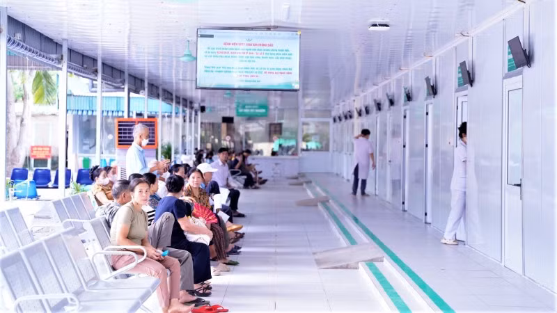Người dân đến khám, điều trị bệnh tại cơ sở 3, Bệnh viện đa khoa thành phố Vinh. (Ảnh: THU SƯƠNG)