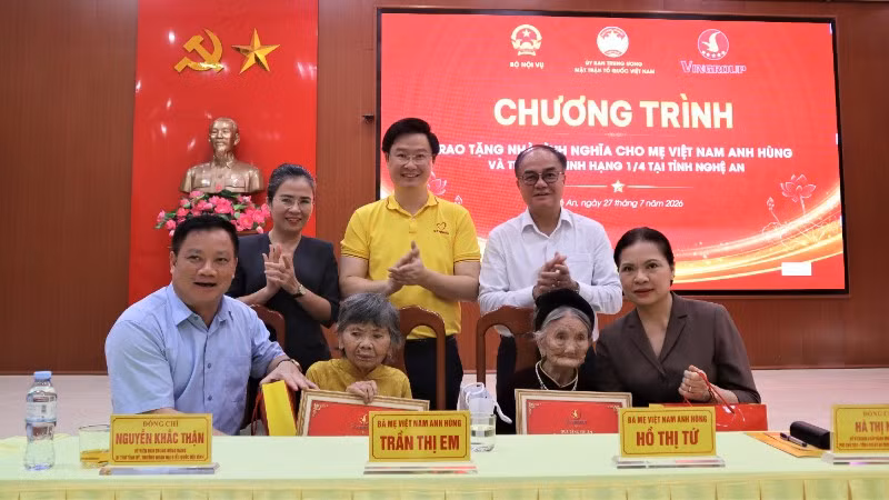 Các đại biểu trao quà của chương trình cho ba Mẹ Việt Nam Anh hùng ở các xã: Đại Huệ và Kim Liên, tỉnh Nghệ An.
