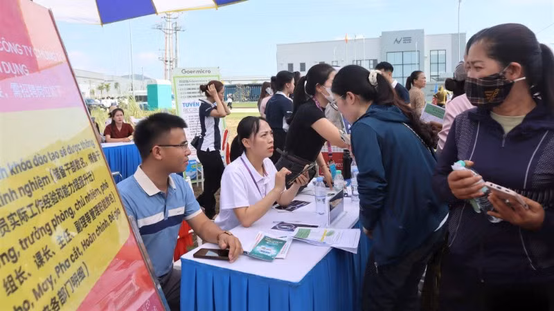 Người lao động tìm hiểu việc làm tại ngày hội giới thiệu, tư vấn việc làm ở Khu Công nghiệp WHA.