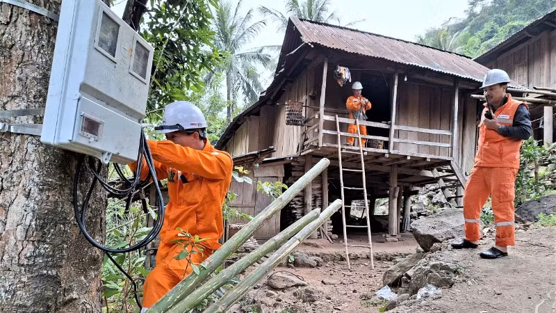 Công ty Điện lực Nghệ An nỗ lực đưa điện về các bản biên giới xa xôi, địa hình chia cắt mạnh.