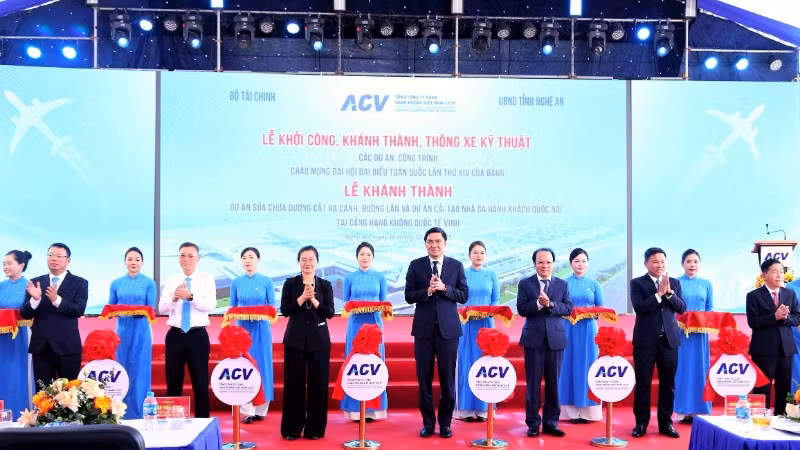 Các đại biểu thực hiện nghi thức khánh thành các hạng mục nâng cấp Cảng hàng không quốc tế Vinh.