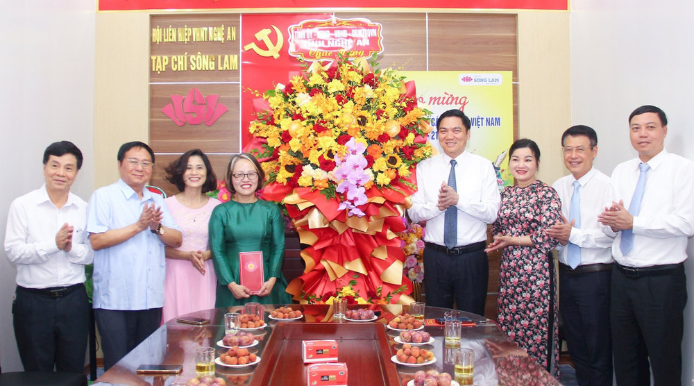Đoàn công tác do đồng chí Hoàng Nghĩa Hiếu, Chủ tịch Hội đồng nhân dân tỉnh Nghệ An làm Trưởng đoàn tặng hoa chúc mừng Tạp chí Sông Lam. (Ảnh: MAI HOA) bna-doan-cong-tac-cua-tinh.jpg