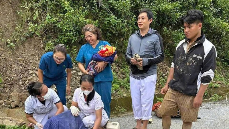 Mọi người thở phào nhẹ nhõm khi em bé cất tiếng khóc chào đời và thở được. Ảnh: CTV z6852285974124-3510c7f170571990aba91b62f301f54b-3931.jpg