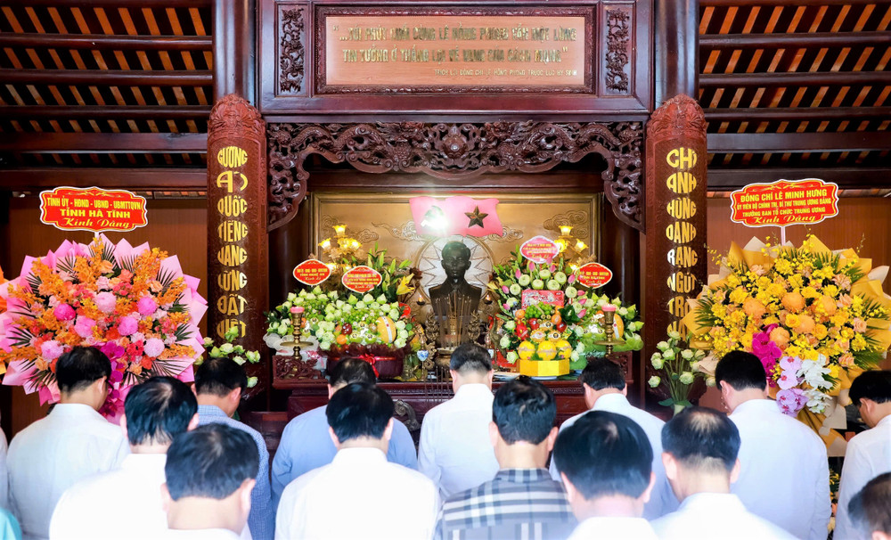 Các đại biểu thành kính tưởng niệm cố Tổng Bí thư Lê Hồng Phong. z6823060721984-f56c169566defd7961ac8b207ce7b4db.jpg