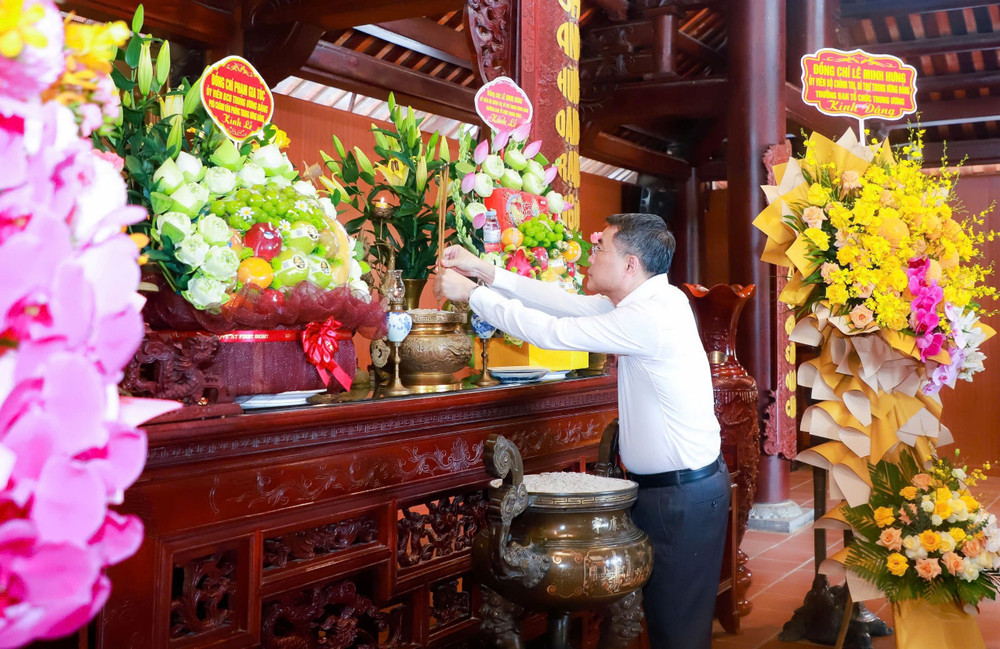 Đồng chí Lê Minh Hưng, Ủy viên Bộ Chính trị, Bí thư Trung ương Đảng, Trưởng Ban Tổ chức Trung ương dâng hương tưởng niệm cố Tổng Bí thư Lê Hồng Phong. z6823060684899-6dc91469798b02b30eb928663e6fb92e.jpg