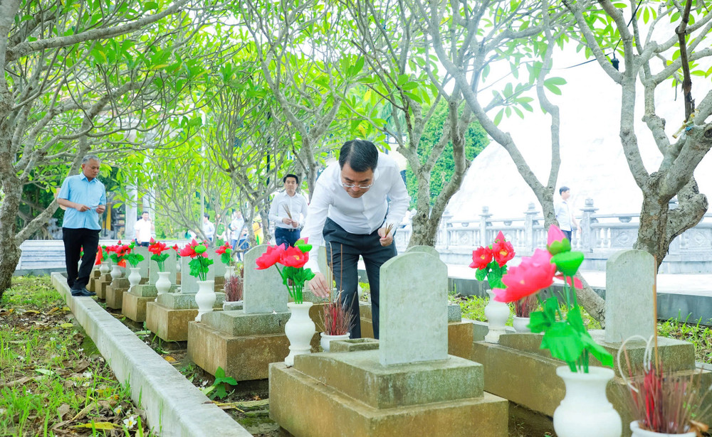 Đồng chí Lê Minh Hưng và đoàn đại biểu thắp hương tri ân các Anh hùng liệt sĩ. z6823054403264-ac2766af2cc800b852b256b582cc86e6.jpg