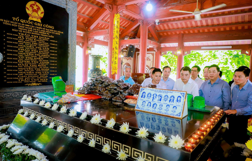 Các đồng chí trong đoàn đại biểu nghe thuyết minh về cuộc chiến đấu anh dũng của lực lượng thanh niên xung phong tại "tọa độ lửa" Truông Bồn trong những năm tháng chống Mỹ, cứu nước. z6823055533948-cff49455ba501a6eb64795b4ac3f0234.jpg
