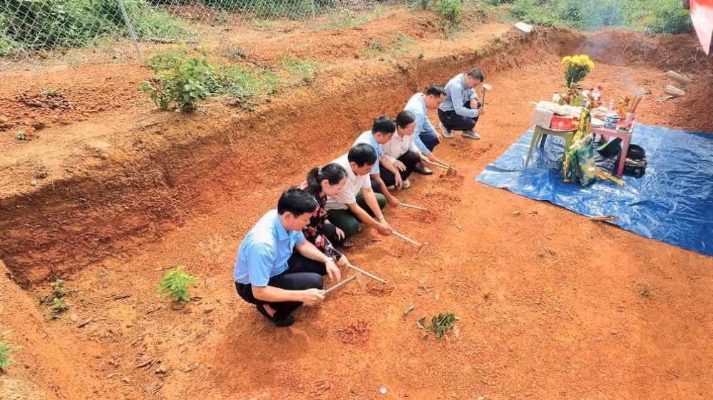 Đại diện các cơ quan tiến hành động thổ bắt đầu khai quật khẩn cấp. (Ảnh: Bảo tàng Nghệ An-Xô Viết Nghệ Tĩnh)