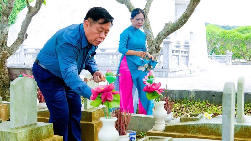 Đồng chí Nguyễn Trọng Nghĩa và đoàn đại biểu thắp hương tri ân các Anh hùng liệt sĩ.