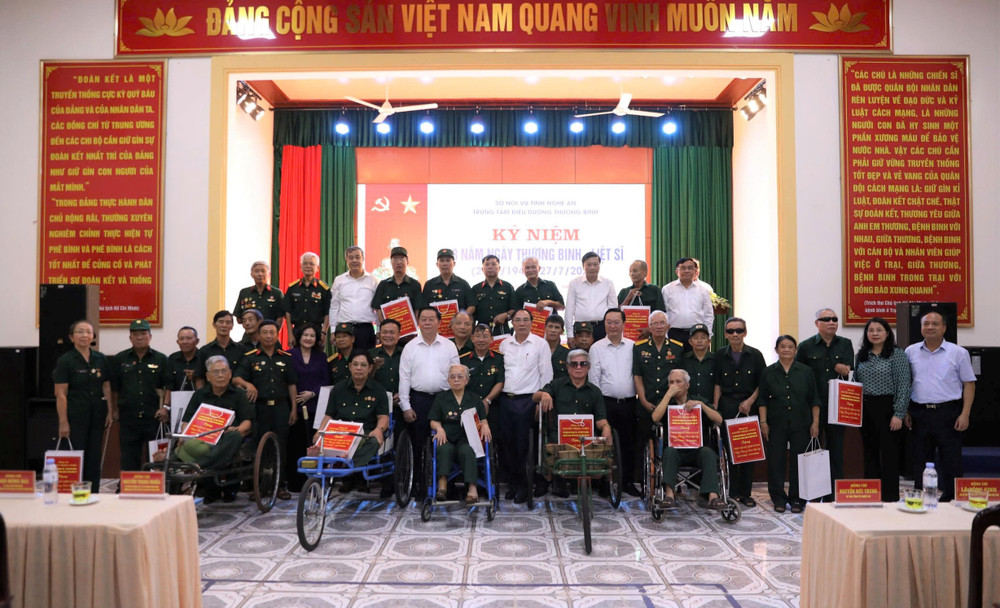 Đồng chí Nguyễn Trọng Nghĩa đến thăm, tặng quà tại Trung tâm điều dưỡng Thương binh Nghệ An. z6811080806379-004a1f1de7a81ad07232f0f075659892.jpg