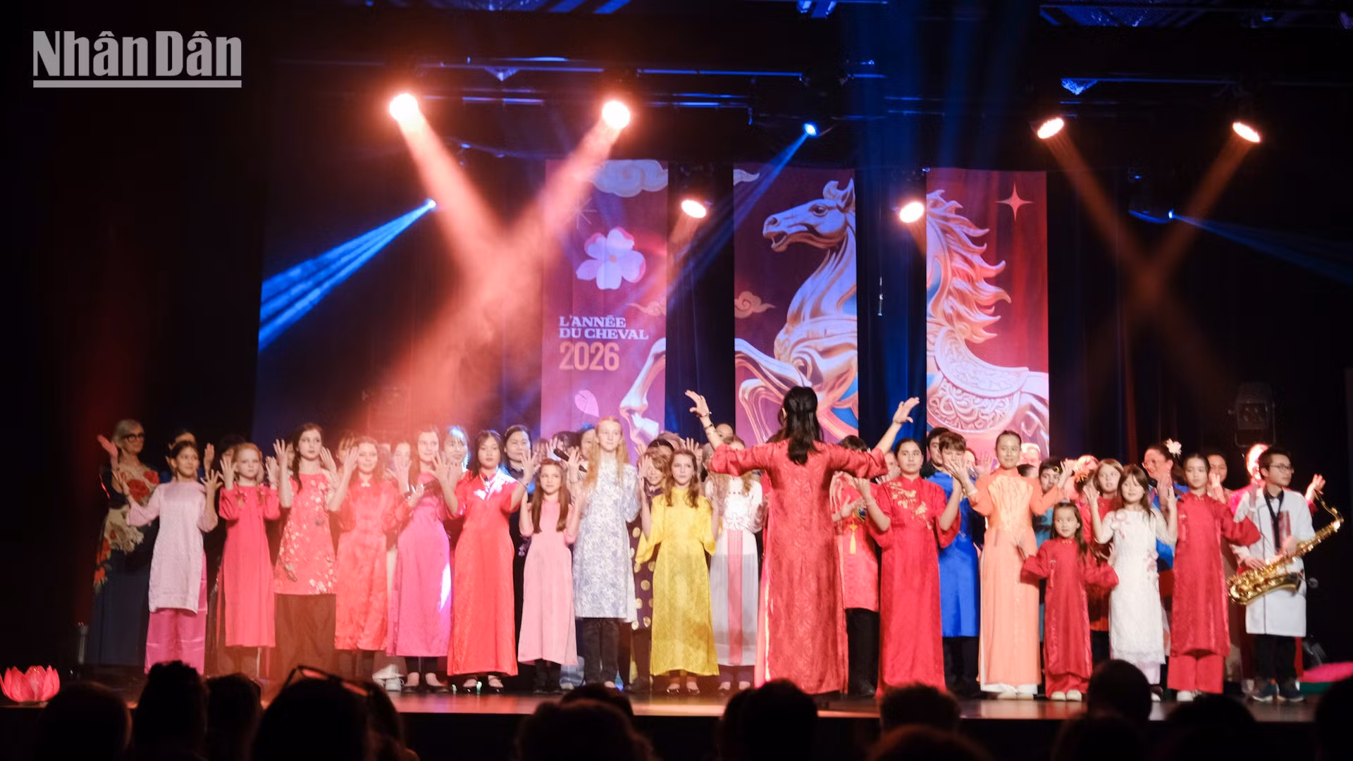 Dàn đồng ca Pháp - Việt, với hơn 50 thành viên, trình diễn mở màn ca khúc Việt Nam “Ngày Tết quê em”.