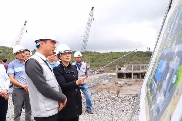 Đoàn công tác của tỉnh Tuyên Quang kiểm tra tiến độ thi công Trường phổ thông nội trú liên cấp tiểu học và trung học cơ sở Sơn Vĩ vào cuối tháng 4/2026.