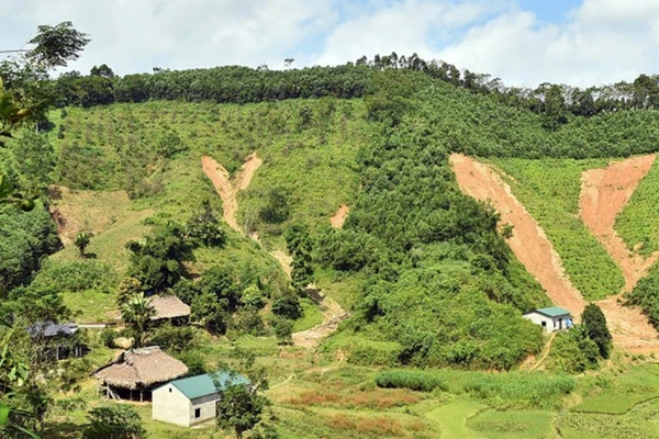 Các điểm sạt lở tại thôn Ngõa, xã Yên Phú gây mất an toàn cho người dân sau bão số 10.