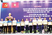 Khen thưởng các tập thể, cá nhân có thành tích trong thực hiện Chỉ thị 05-CT/TW và phong trào “Mỗi đảng viên trẻ, một việc làm tốt”.