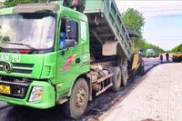 Thuận lợi trong giải phóng mặt bằng tạo điều kiện cho đơn vị thi công đẩy nhanh tiến độ làm đường ở thị trấn Phú Túc trước mùa mưa.