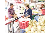 Mỗi ngày nhiều người nghèo đến nhận suất ăn miễn phí.