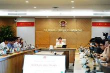 Thứ trưởng Bùi Hoàng Phương trao đổi các nội dung tại cuộc họp báo.