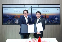 Ông Đỗ Văn Khắc, Phó Tổng Giám đốc FPT Software kiêm Tổng Giám đốc FPT Japan, Tập đoàn FPT (phải) và ông Toru Tachibana, Phó Chủ tịch điều hành ATEC (trái) tại lễ ký kết.