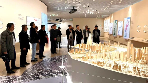 Đoàn công tác thành phố Hà Nội tham quan Trung tâm Triển lãm quy hoạch đô thị Thượng Hải.