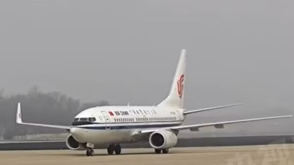 Chuyến bay CA121 của hãng hàng không Air China (Trung Quốc) hạ cánh xuống sân bay quốc tế Sunan ở thủ đô Bình Nhưỡng, Triều Tiên. (Ảnh từ clip của CCTV).