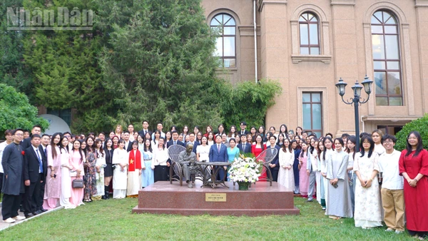 Đồng chí Nguyễn Duy Phóng cùng các cán bộ, đảng viên, đại diện cộng đồng và lưu học sinh chụp ảnh lưu niệm bên tượng Bác Hồ trong khuôn viên Đại sứ quán.