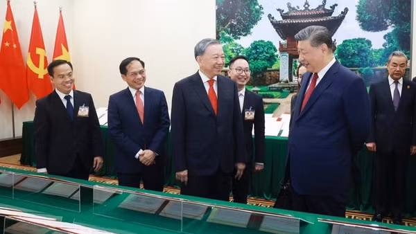 Tổng Bí thư Tô Lâm và Tổng Bí thư, Chủ tịch Trung Quốc Tập Cận Bình chứng kiến trưng bày các văn kiện hợp tác giữa hai nước trong khuôn khổ chuyến thăm Việt Nam của đồng chí Tập Cận Bình tháng 4/2025. (Ảnh: TTXVN)