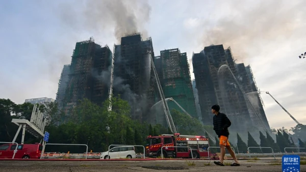 Các nỗ lực chữa cháy, cứu hộ vẫn tiếp tục trong sáng ngày 27/11. (Ảnh: TÂN HOA XÃ)