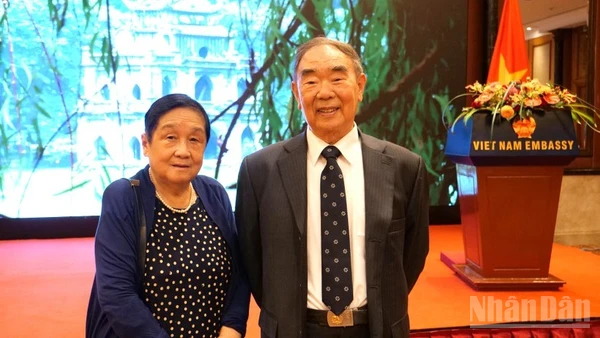 Giáo sư Cốc Nguyên Dương (bên phải) và phu nhân tại lễ kỷ niệm 77 năm Quốc khánh Việt Nam tại Bắc Kinh, Trung Quốc. 