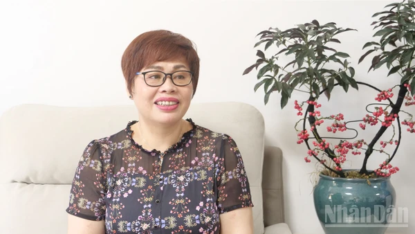 Giáo sư Phan Kim Nga trả lời phỏng vấn của phóng viên Báo Nhân Dân thường trú tại Trung Quốc.