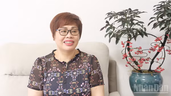 Giáo sư Phan Kim Nga trả lời phỏng vấn của phóng viên Báo Nhân Dân thường trú tại Trung Quốc.