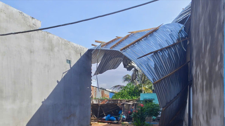 Một mái tôn của nhà dân bị tốc mái. a5346b8c18bcaee2f7ad-922.jpg