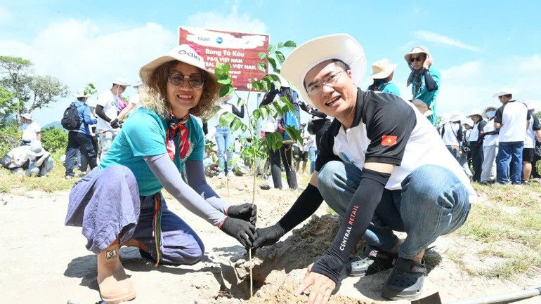 Các tình nguyện viên tham gia trồng rừng. 1358805919650650042-3247.jpg