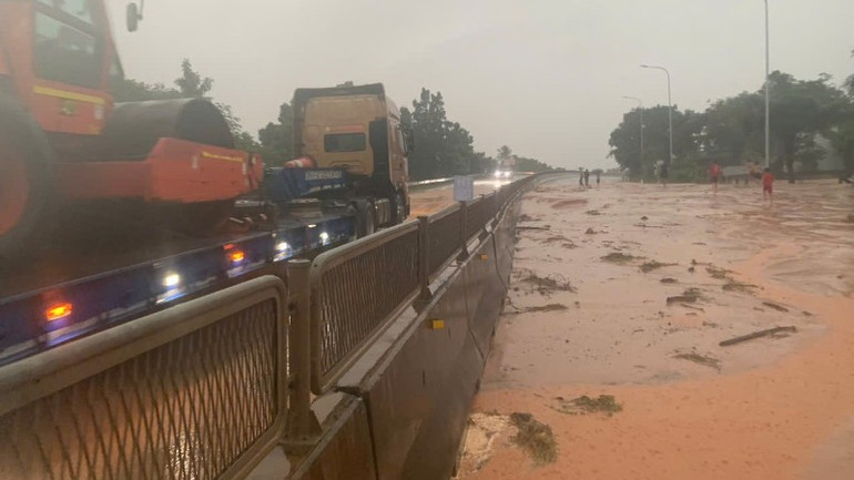 Cát đỏ tràn xuống Quốc lộ 1. 336b3b4f7706fb58a217-4492.jpg