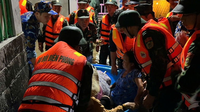 Lực lượng đang đưa người lớn tuổi lên thúng. a6eee1f0774efa10a35f-7427.jpg