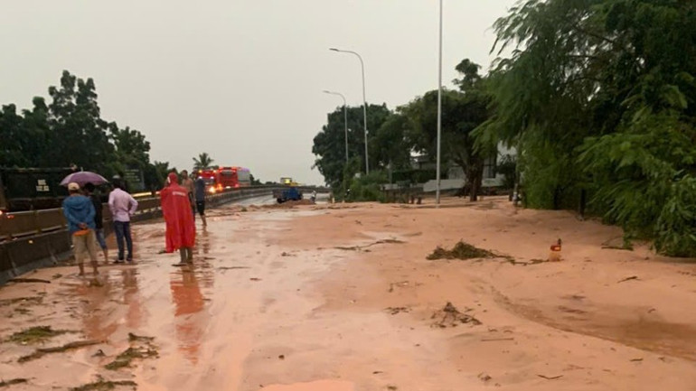 Cát đỏ tràn xuống Quốc lộ 1. e857f39cbfd5338b6ac4-5405.jpg