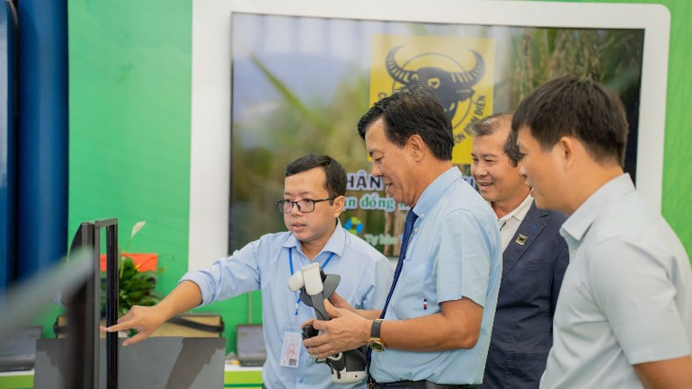 Ông Ngô Văn Đông - Tổng Giám đốc Công ty cổ phần Phân bón Bình Điền (thứ 2 từ trái sang) cho biết: Triển lãm 80 năm Thành tựu Đất nước là dịp để Bình Điền thể hiện tinh thần đổi mới, trách nhiệm xã hội và cam kết đồng hành cùng người nông dân trên con đường phát triển nông nghiệp bền vững. 41bb3b4b-763d-4f83-98a9-eb392e7267e9-5937.jpg