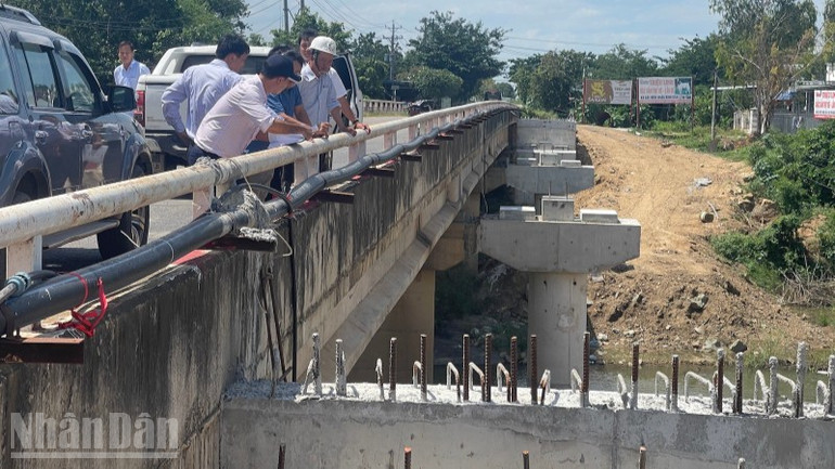 Cây cầu đang xây dựng dang dở do đường ống nước sạch chưa được di dời. ndo_bl_img-1552-9898.jpg