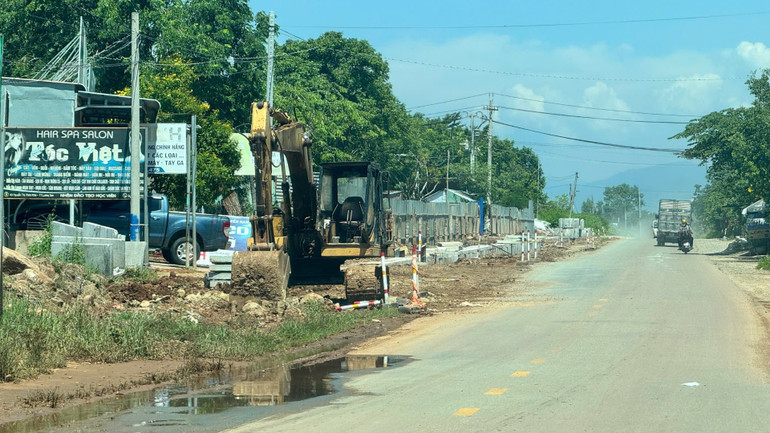 Chủ đầu tư thi công còn chậm tiến độ. 96b470fccb7b4025196a-6980.jpg