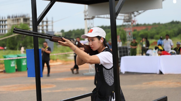 Các vận động viên đang tranh tài Bắn súng đĩa bay Compak Sporting. img-7017-3067.jpg