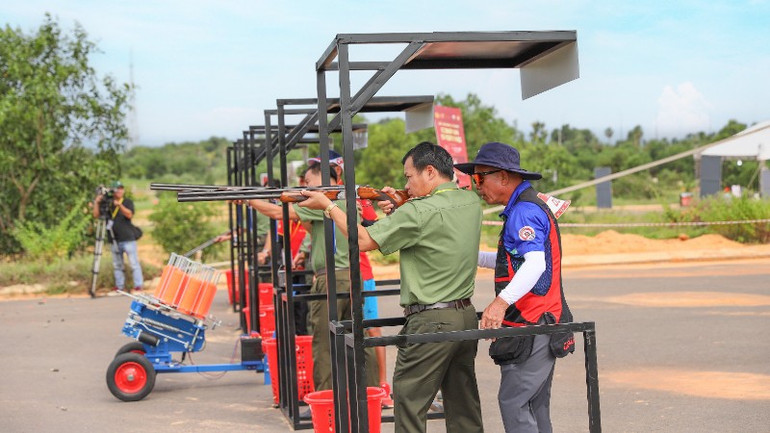 Các vận động viên đang thi đấu Bắn súng đĩa bay Compak Sporting. img-7431-7289.jpg