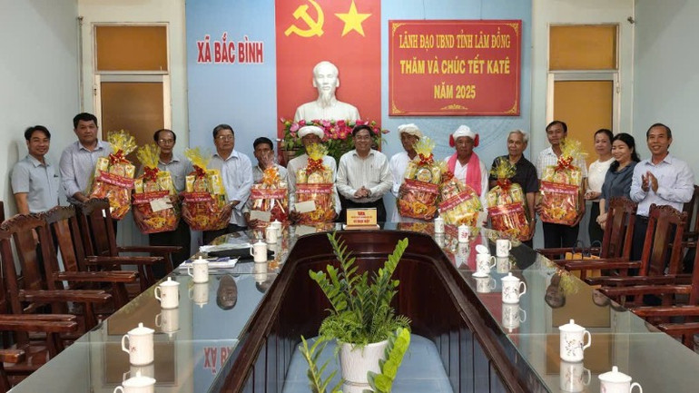 Đoàn thăm hỏi đồng bào Chăm tại xã Bắc Bình. 77c2000ceb22667c3f33-7078.jpg