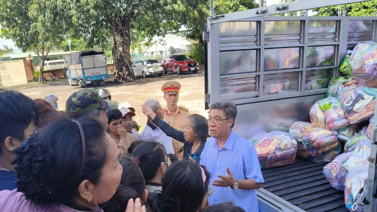 Đoàn thăm hỏi tặng quà cho người dân. 3779653517364150520-7595.jpg