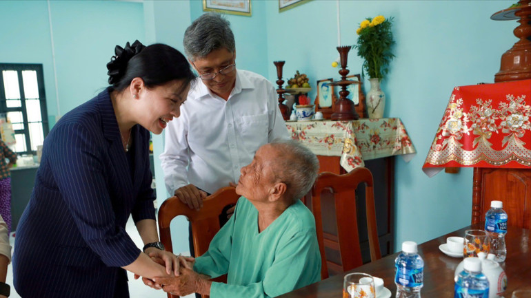 Bà Hà Thị Nga, Phó Chủ tịch Ủy ban Trung ương Mặt trận Tổ quốc Việt Nam đã đến thăm, tặng quà Mẹ Việt Nam Anh hùng Lương Thị Con. 106662bde6cc6f9236dd-7477.jpg