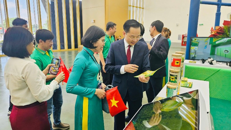 Ông Nguyễn Hữu Tú - Tổng Giám đốc Tập đoàn Hoá chất Việt Nam tham quan và đánh giá cao chiến lược xanh hoá - số hoá được Bình Điền truyền tải một cách trực quan tại gian hàng 19d3859f-1d89-44d2-829b-38e4adc77d38-7010.jpg