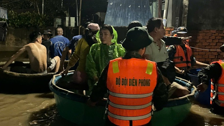 Đưa người dân ra khu vực nước đang dâng cao. 2493452904418907574-8815.jpg